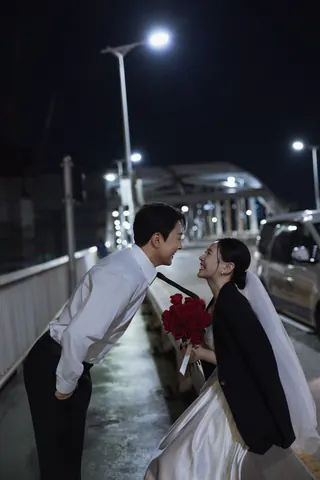 신랑의 넥타이를 잡고 환하게 웃는 신부